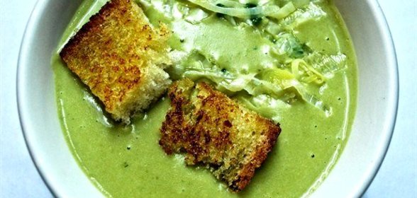 Гороховый крем-суп с луком-пореем и крутонами