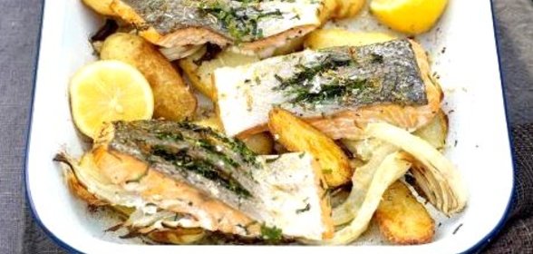 Лосось, запеченный с картофелем и фенхелем