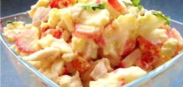 Салат с курицей, крабовыми палочками и сладким перцем