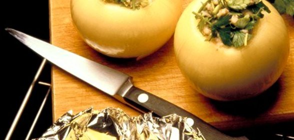 Запеченый лук, фаршированный фетой, петрушкой и тимьяном