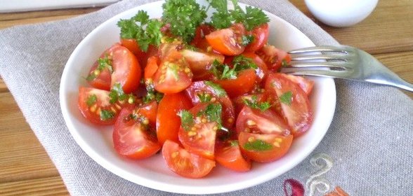 Помидоры кусочками с зеленью