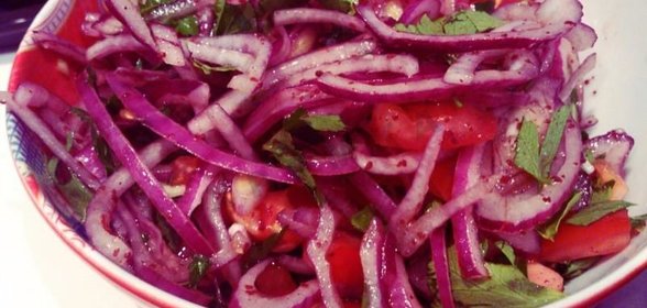 Луковый салат с гранатовым соусом