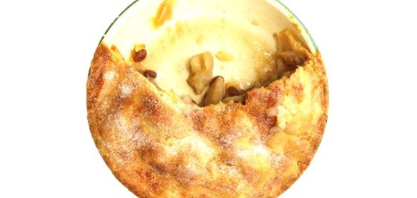 Яблочная шарлотка с корицей и изюмом