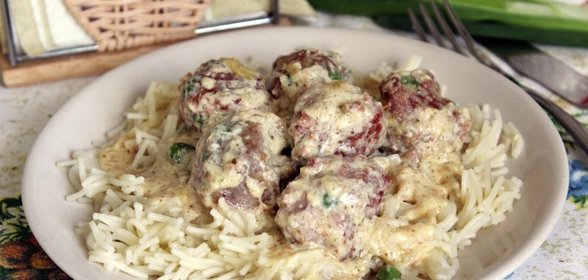 Мясные фрикадельки с зеленым горошком в сливочном соусе