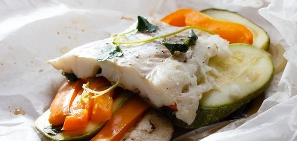 Треска, запеченная с овощами в пергаменте