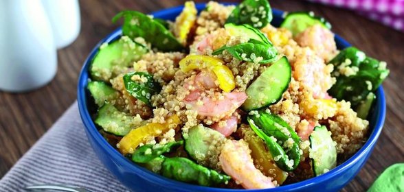 Теплый салат из киноа с креветками
