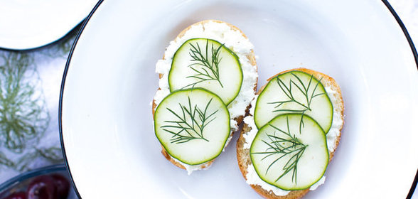 Брускетта с огурцом и укропом
