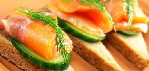 Бутерброд с лососем и огурцом