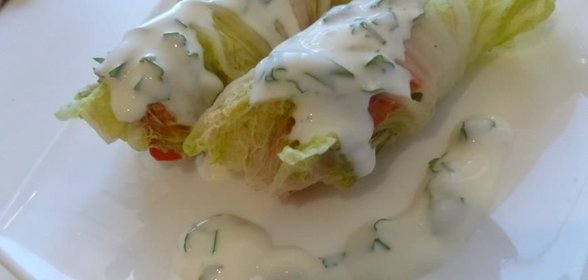 Паровые рулеты с рыбой и овощами и йогуртовым соусом