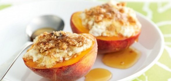 Запеченные персики с рикоттой