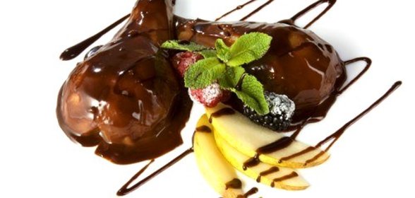 Печеные груши с сушеной вишней и шоколадным соусом