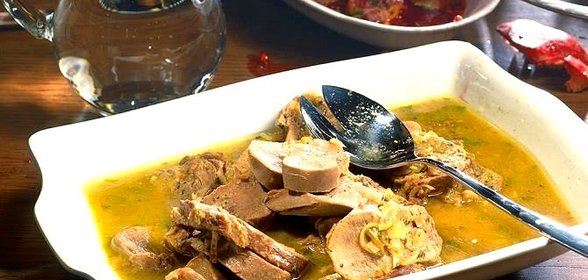 Язык отварной под винным соусом в микроволновой печи