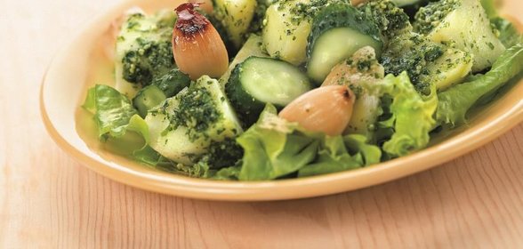 Салат с печеным чесноком