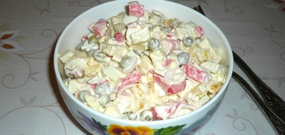 Салат с крабовыми палочками яблоком и горошком