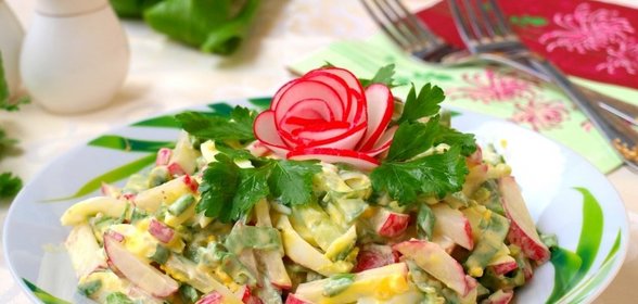 Весенний салат с яйцом и черемшой