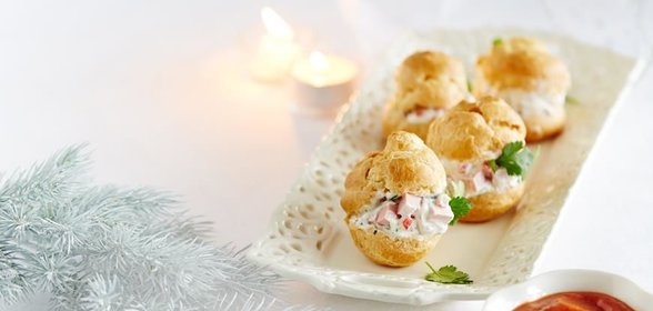 Профитроли с сырным кремом и колбасой