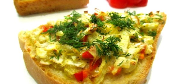 Бутерброд с сыром и луком