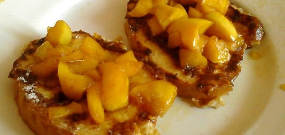 Гренки с тушеными яблоками