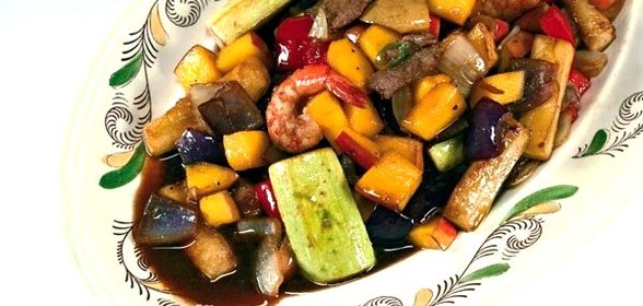 Теплый салат с манго и овощами