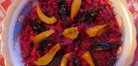 Свекольный салат с курагой и черносливом