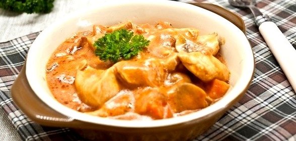 «Гуляш» с куриным филе и шампиньонами