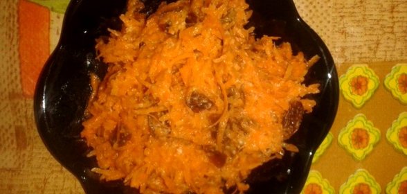 Салат из моркови с изюмом и орехами