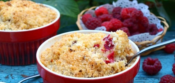 Малиновые кексы со штрёйзелем в рамекинах