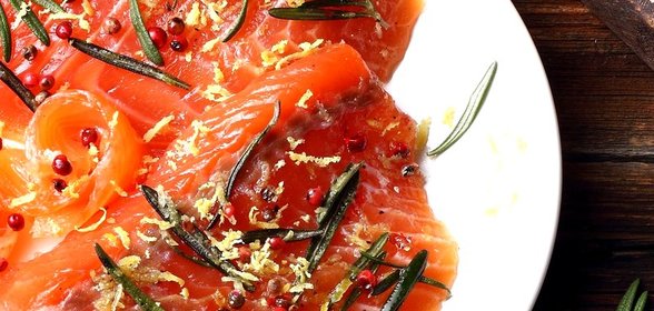 Малосольный лосось с розовым перцем