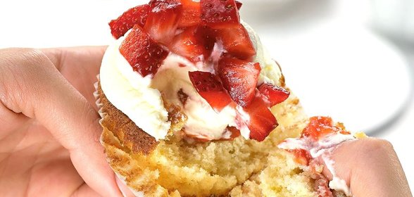 Лимонный капкейк с пюре из ревеня и кремом из маскарпоне