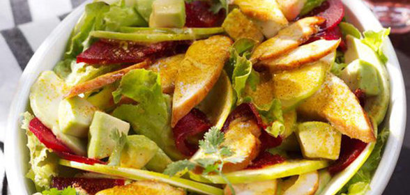 Куриный салат со свеклой и яблоком