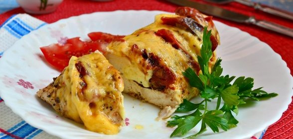 Куриное филе с брынзой и вялеными помидорами на пару