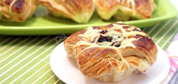 Слойки с баклажанами и сыром