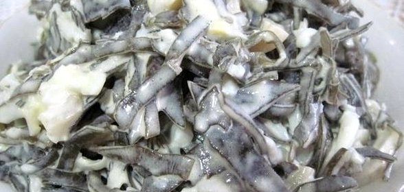 Салат из морской капусты с яйцом и овощами