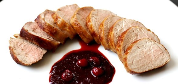 Свинина с соусом из сушеной вишни, меда и гвоздики