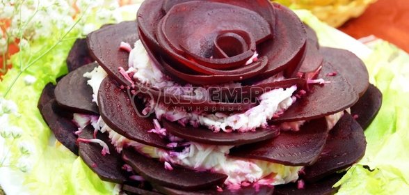 Салат с яблоками, фетой и грецкими орехами в сахаре