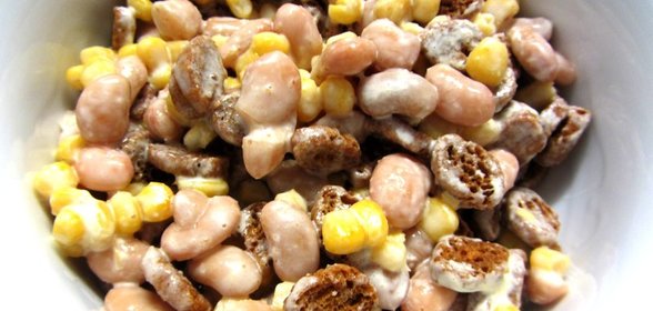 Салат с фасолью, кукурузой и чесноком