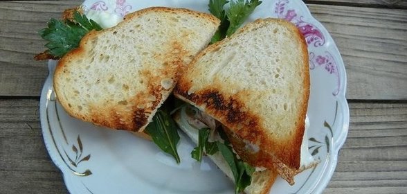 Сэндвич с яичницей и рукколой