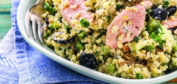 Салат из копченой рыбы с кальмарами и булгуром