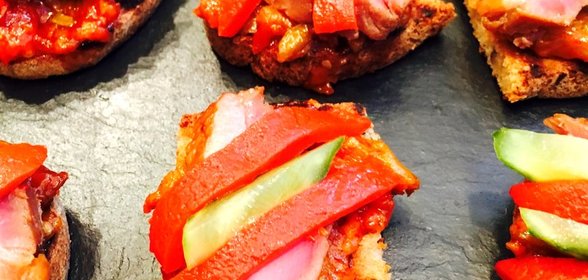 Тапас с копченой уткой и соленным огурцом