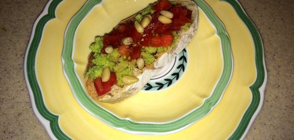Брускетта с авокадо и помидорами