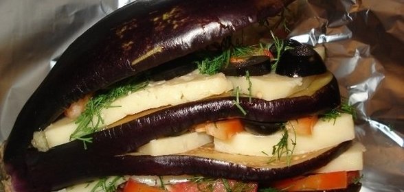Салат с курицей, картофелем и черносливом