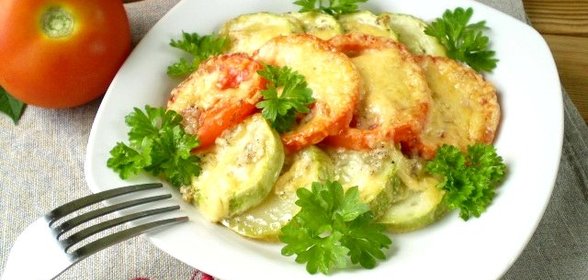 Кабачки, запеченные с помидорами и сыром