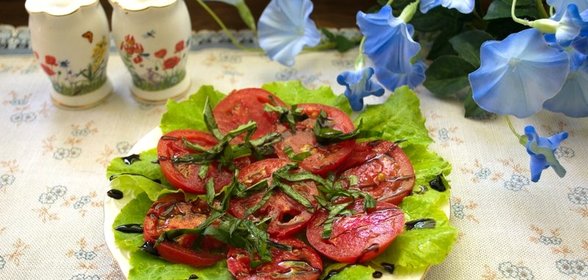Помидоры с базиликом