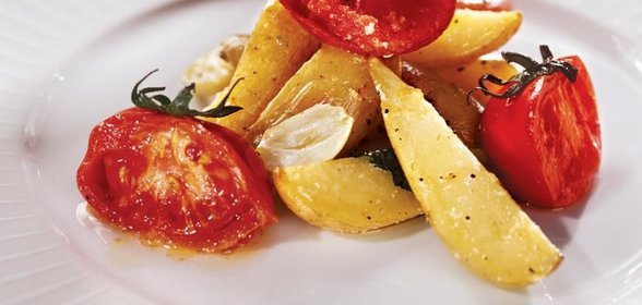 Салат из запеченных томатов и картофеля