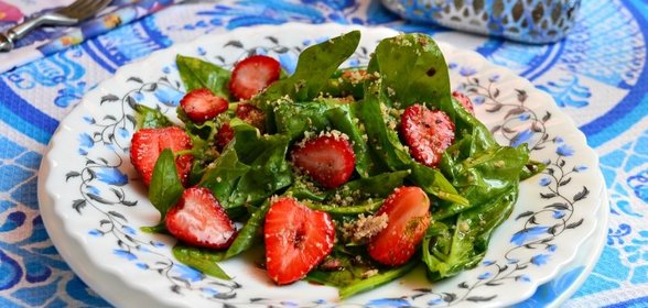 Салат из шпината и клубники