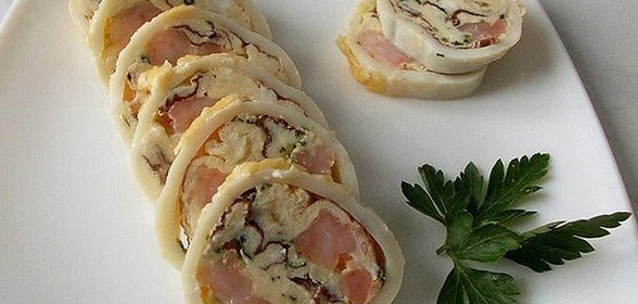 Кальмар, фаршированный омлетом и грибами