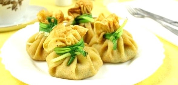 Блинные «мешочки» с курицей и сыром