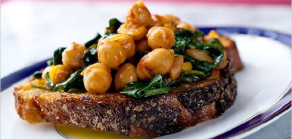 Брускетта с нутом и шпинатом