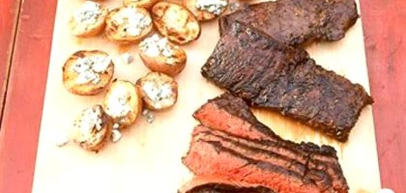 Говяжий стейк с голубым сыром и картофелем