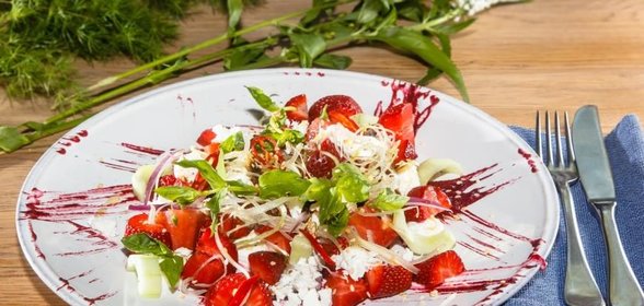 Салат с томатами и клубникой